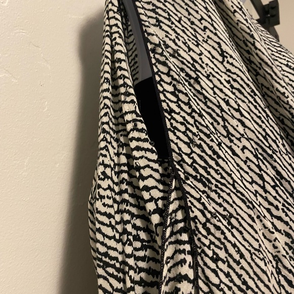 PINEAPPLES -Designed in Hawaii Tunic blouse in black & cream - Picture 3 of 7